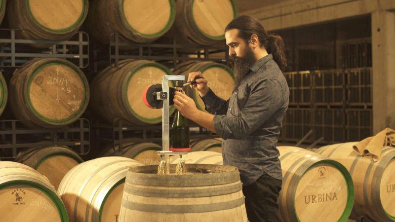 Enólogo colocando bozal en botella